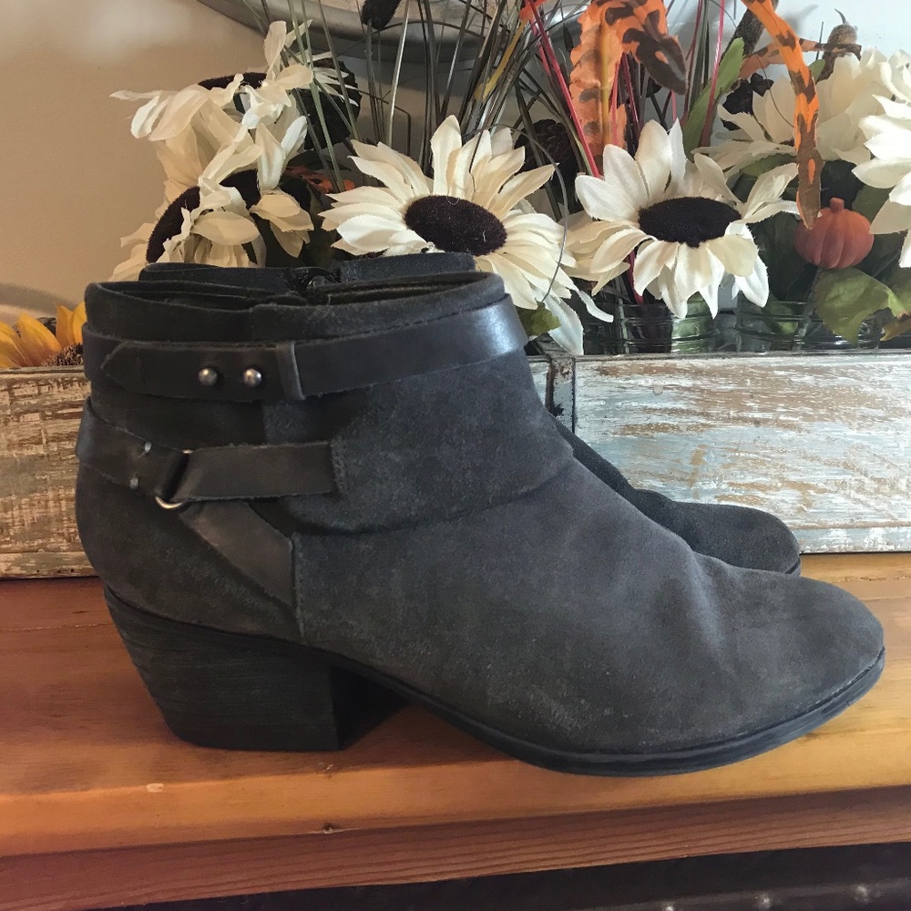 Clark’s artisan Gelata Freeza suede booties